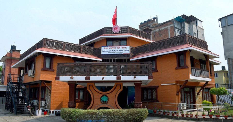 ओलीले नेता नेपाल र खनाल पक्षका संघीय २७ र प्रदेशका ५ जना गरी ३२ जना सांसदलाई स्पष्टीकरण सोधे