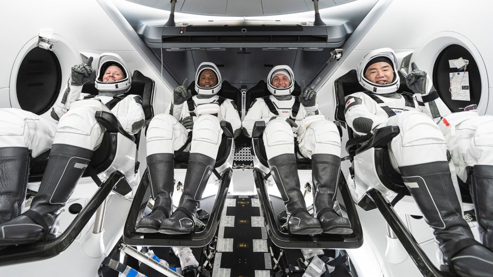चार जना अन्तरिक्ष यात्री पृथ्वीमा अवतरण